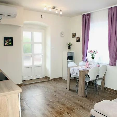 Cozy One Bedroom Mak